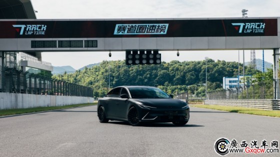 1ǼL7 Snake Performance_.jpg